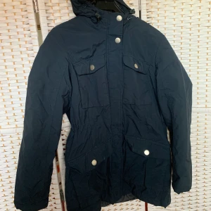 Vinterjacka från Kappahl - Snygg marinblå vinterjacka från Kappahl i storlek 36/38