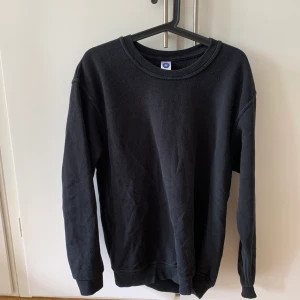 Mjukis tröja - Snygg skön samt rymlig svart tjocktröja.