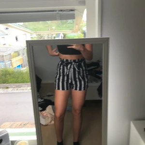Randiga kostymshorts - Randiga shorts från hm. Aldrig använda. Säljes för att dom är för små. Köparen står för frakten. Kan mötas upp i lund