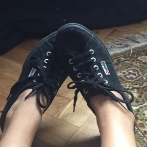 Svarta sneakers - Svarta låga tygsneakers. Använd en gång men insåg då att de var för små :(