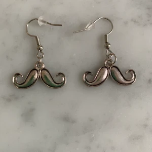 Homemade - Mustascher som örhängen, super coola. Kostar 15 + 10 i frakt! 