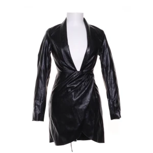 Skinnklänning asos - Säljer denna fina skinnklänning från asos storlek 34, ny med prislapp kvar. 