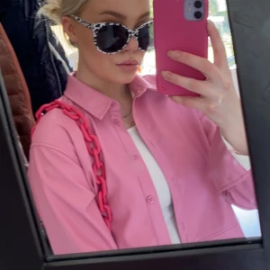 Skit ball skinn skjorta💕 - Säljer denna skit snygga skinn skjorta som tyvärr inte kommer till andvändning. Kostar nypris 700 men säljer för 300, kan tänka mig att gå ner i pris vid snabb och smidig affär!!💕💕