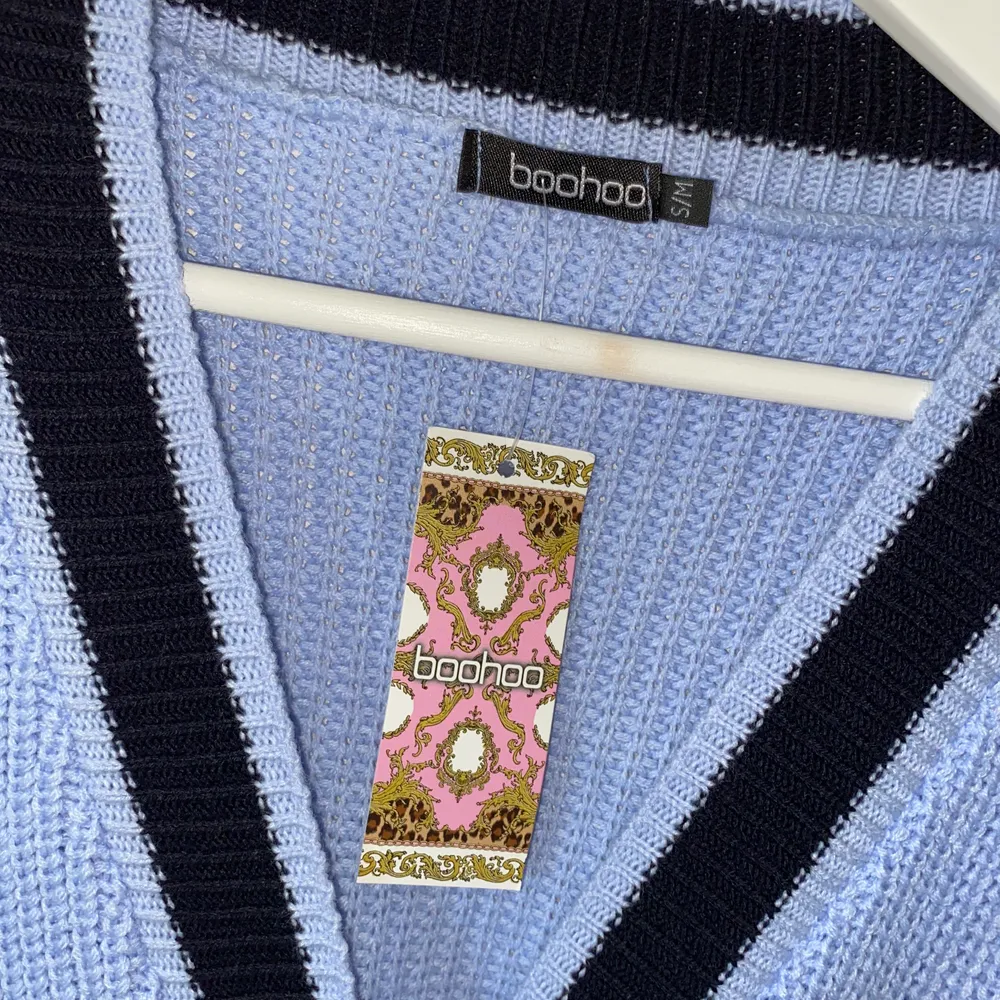 Stickade tröjor med framsida knappar (färg blå). Första hand ”oanvänd” och helt ny från Bohooo märken . Stickat.