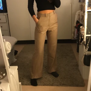 Beiga kostymbyxor - Skitsnygga kostymbyxor från mango som är så sköna!!! Tjockare material i en mörkbeige färg. Sparsamt använda inga fläckar. Storlek 36 men ganska stora i storleken. Tyvärr inte strykta på bilden mkt finare med pressveck! Frakt tillkommer