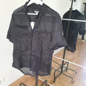 Svart skorta - Svart skorna aldrig använd tag på