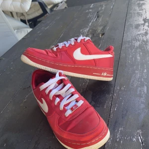 Nike skor  - Röda Nike Air Force, i storlek 38. Skriv till mig för mer detaljer o bilder o sånt om du är intresserad❤️