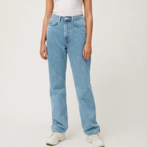 Weekday Rowe byxor st 30/32 - Midja 30 längd 32. Säljer då dd tyvärr inte används. Originalpris: 500