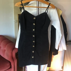 Denimklänning - Svart miniklänning i jeanstyg! Aldrig använd, endast provad. Storlek 36. Frakt 60kr.