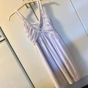 Vit klänning från bubbleroom - Vit söt klänning från bubbleroom i otroligt skönt material! Endast använd en gång, storlek M men passar även S skulle jag säga🤍 50kr+frakt 