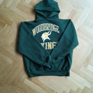 Vintage college hoodie  -  Vintage college hoodie Färg: grön Fits s-m  450 kr +frakt  