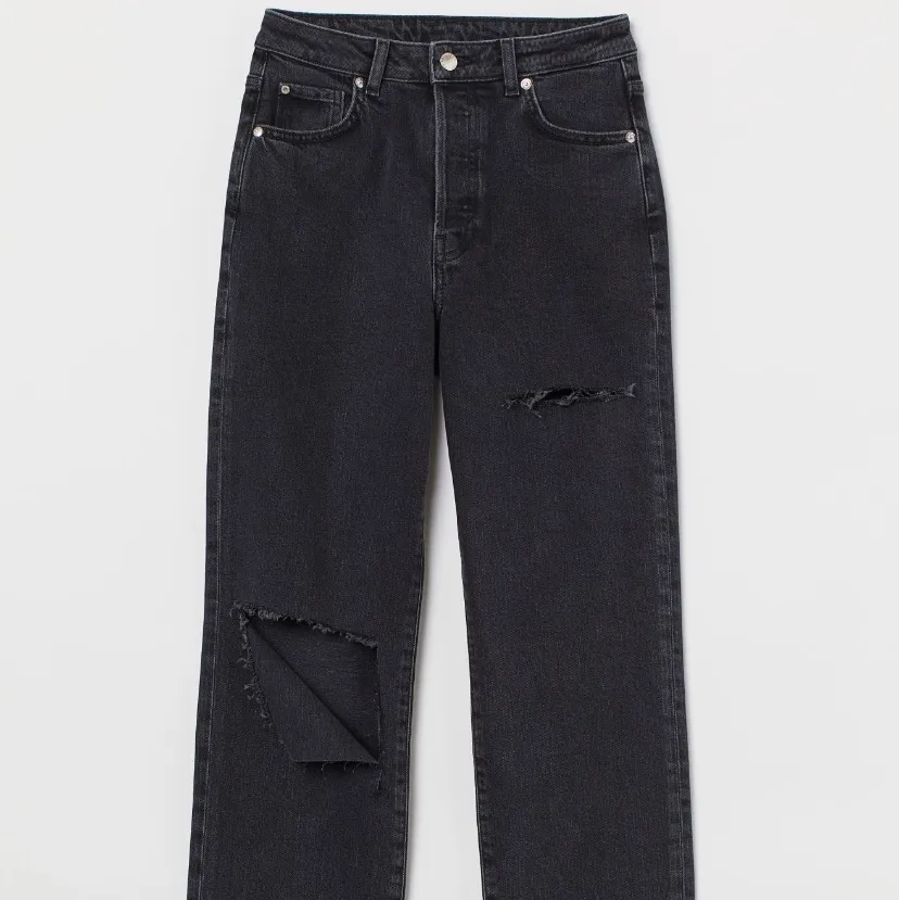 säljer dessa fina coola håliga jeans från h&m! De är så snygga men känner inte att de är min stil. Frakt tillkommer! . Jeans & Byxor.