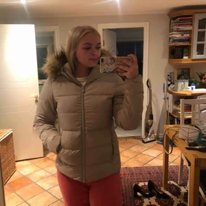  - Vinterjacka som endast är använd 1 gång och är väldigt varm och skön men tyvärr kommer inte till någon användning då jag köpt en ny. Frakt tillkommer 🚚 🌺