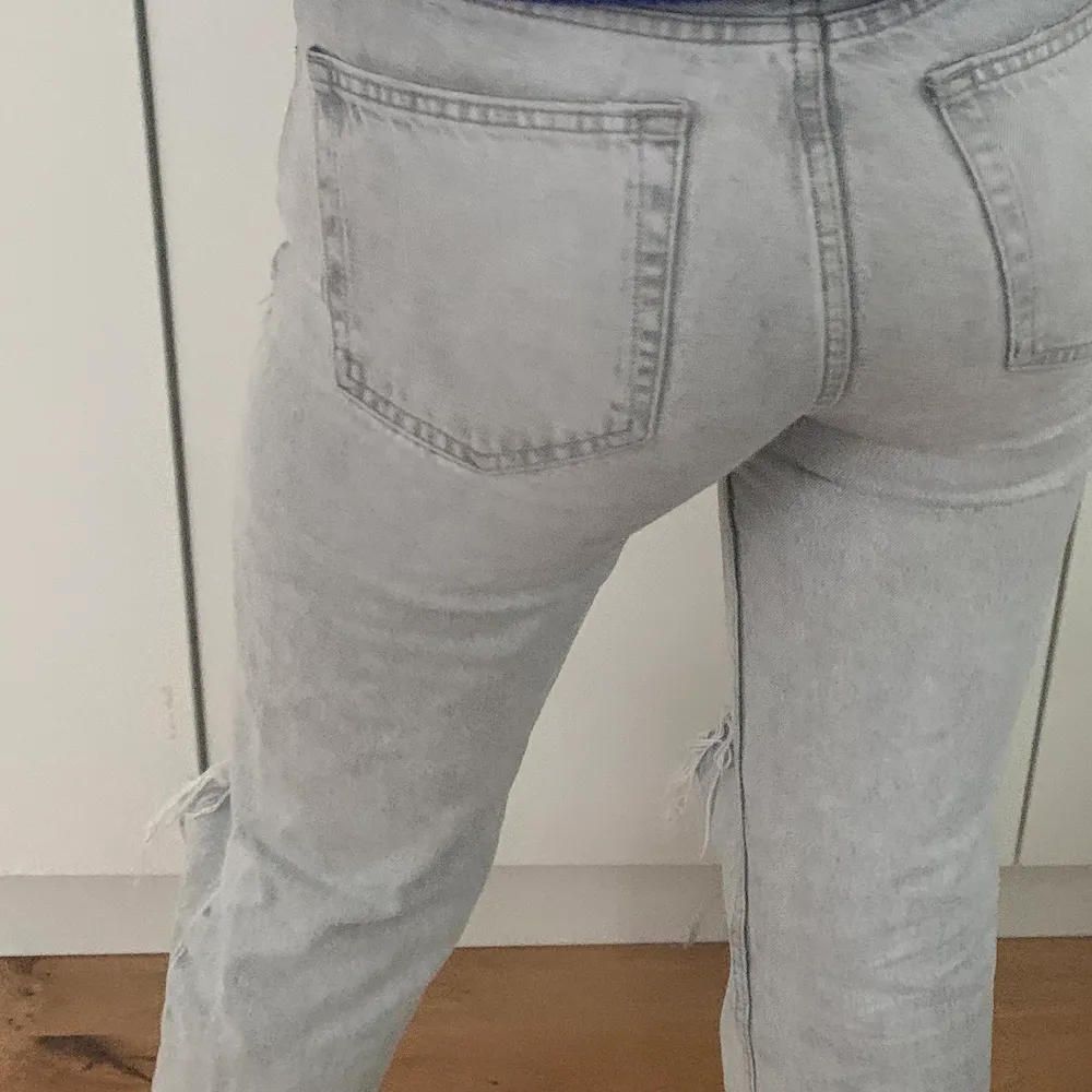 Säljer mina gråa raka jeans, 300kr + frakt 💕 köpta från mango för 600kr . Farkut & Housut.