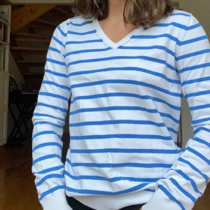 Blå-vitrandiga v-Neck tröja - Skön, luftig och fin!