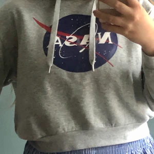 NASA hoodie  - Har använt några gången. Är lite sönder men syns knappt❤️