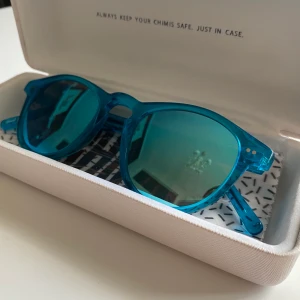 Chimi Eyewear solglasögon, 002 aqua mirror lens - Helt oanvända solbrillor från Chimi Eyewear. Komplett kit. Älskar den coola färgen vilket gör de perfekta att matcha till en enklare outfit. Tyvärr kommer de dock inte riktigt till användning för mig då jag redan har massor av brillor. Nypris: 999kr