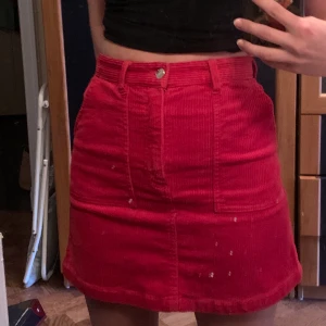 Röd manchesterkjol  - Jättefin kjol från Monki, perfekt till jul eftersom det är manchester och röd. Sitter perfekt på en XS/S  