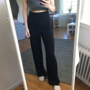 Vida byxor fr. Bikbok - Världens skönaste byxor från bikbok. De är väldigt stretchiga och liknar vida kostymbyxor. Säljer pga att de inte kommer till användning. Frakt tillkommer på 49kr och allt betalas med swish💖
