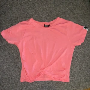 Träningskläder  - En topp från mm sports som är i storlek S. Väldigt bra skick då jag bara använt den 2 gånger.   + frakt 30 kr