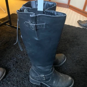 Stövlar  - Svarta stövlar storlek 39