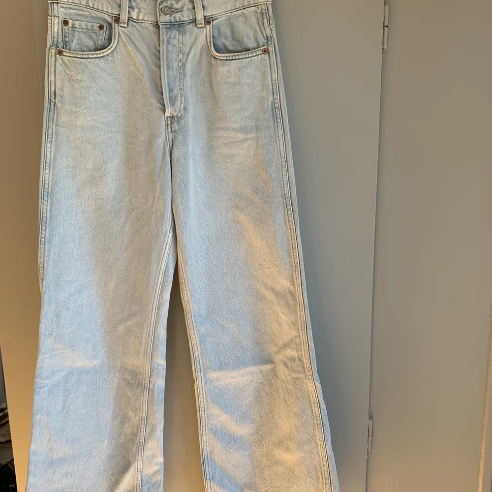 & Other Stories jeans i W27, passar även en W26. I bra skick, sparsamt använda!. Jeans & Byxor.
