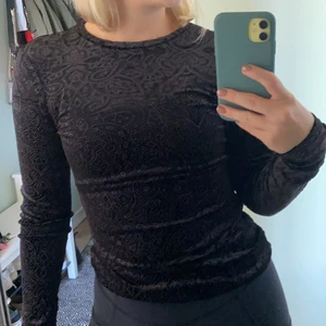 Snygg Zaratopp!  - Topp från Zara! Möter upp i centrala Stockholm eller köpare står för frakt ⭐️ hojta till om du önskar fler bilder 