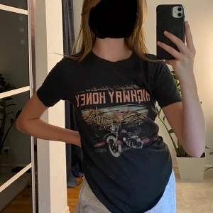 T-shirt från Gina - Säljer denna t-shirt då den inte kommer till användning längre! (Priset är inklusive frakt)🤍