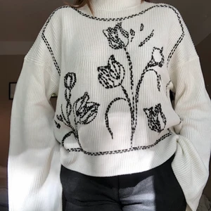 Vit tröja med stora ärmar från House of Dagmar - Väldigt lite använd, är från SS19 kollektionen. Den är i bomull så passar bra på sommaren! Köparen står för frakt :)