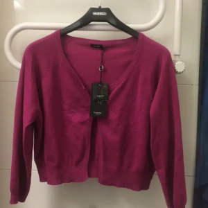b.young kort kofta - Cerisefärgad kort kofta i kanonskönt material, det står XL men passar bättre S/M  HELT OANVÄND med knappåsen kvar 😁