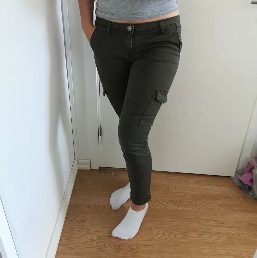 Militärgröna cargo pants från Cubus. Storlek S. Köparen står för frakten⚡️. Jeans & Byxor.