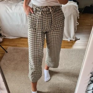 Byxor från H&M - Jätte fina höst byxor från H&M i storlek 34. Säljer dem för att dem inte kommer till användning. Använda ca 3 gånger. Köparen står för frakten.