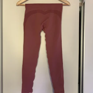 Tränings tights  - Ett par rosa jätte fina tränings tights. Strl s. Oanvända. Har en genomskinlig rand som går över rumpan. Annars super fina. Du betalar frakten.