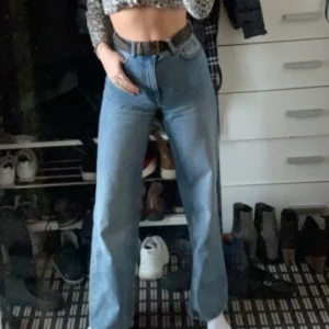 Vida byxor  - Vida byxor från monki i storlek 27. Säljer pga för små. Använda men i väldigt bra skick. 