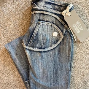 FREDDY WR.UP ”jeans” - Helt oanvända, endast provade, FREDDY WR.UP byxor i storlek XS! Superstretchiga och sköna. Låg i midjan och formar rumpan fint😌 Säljer pga alldeles för små. Jag är 168cm lång och väger 65kg! Kan skicka fler bilder om det önskas! Köparen står för frakt😇