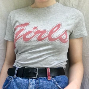 ”Girls” T-shirt  - Mjuk t-shirt från Bik Bok med tryck ”Girls”. Storlek XS men skulle säga att den även passar S! Köpare betalar frakt på 22kr! 💃