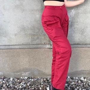 Röda byxor - Säljer pga för små! Strl s/m, 50kr frakt