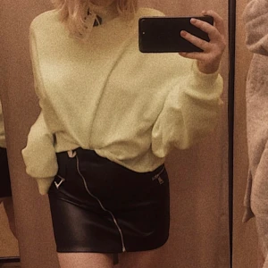 Skinnkjol  - Snygg skinnkjol som är ifrån bershka. Köpt i polen, och finns inte längre kvar att köpa i butik. Köpte för 399. Frakt 50kr. 