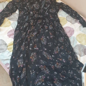 Sommar klänning  - En jätte fin sommar klänning där du får en till svart klänning på köpet eftersom man kan se igenom den första klänningen.