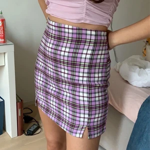 Lila rutig kjol - Söt lila kjol🥰 I nyskick bara testad! Storlek M men passar mig som är S.  Frakt tillkommer på 42kr💕