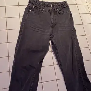 Supersnygga svarta weekday jeans i toppenskick i storlek w27 L 28 (ankellängd) 