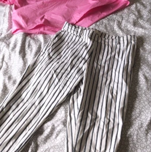 Kostymbyxor - Randiga kostymbyxor, storlek 38, köpt för 400kr säljer för 80kr ink frakt😉⭐️
