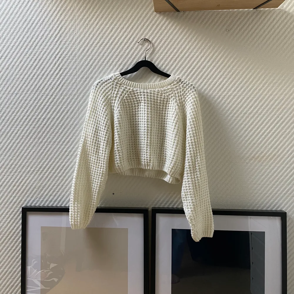 🤍 en croppad stickad tröja i färgen vit från Asos. storlek XS-S. 🤍. Tröjor & Koftor.