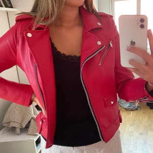 Skinnjacka strl S - Säljer denna snygga röda skinnjacka från Mango! Strl S, 250 kr! Använd ett par gånger. 