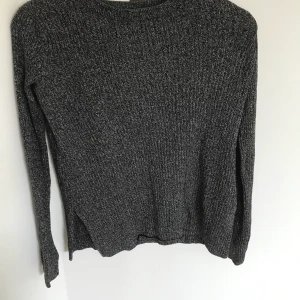 Stickad tröja  - Stickad tröja med slits från hm, använd ett fåtal gånger