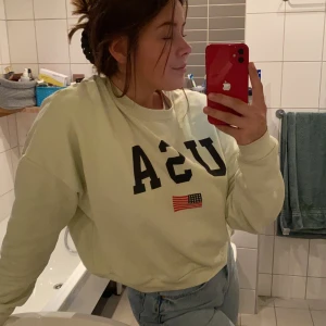 Hoodie  - Jättegullig sweatshirt med 🇺🇸 flagga på, köpt på carlings för ett tag sedan!🥰