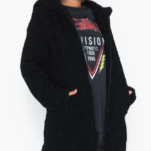 Teddy vinterjacka  - Säljer en vinterjacka den är använd en del förra vintern säljes pga av att jag ska köpa en ny. Bilderna är tagna den hemsidan då jag har den nerpackade i källaren. Den är som ny då jag lämnade in den på kemtvätt då jag har djur och ska sälja den. Nypris runt 800kr