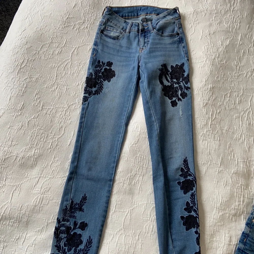 Säljer dessa jeans jag köpte i en butik i Stockholm som jag tyvärr inte minns namnet på. Jeansen är väldigt stretchiga så de passar både XS/S. . Jeans & Byxor.