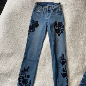 Jeans  - Säljer dessa jeans jag köpte i en butik i Stockholm som jag tyvärr inte minns namnet på. Jeansen är väldigt stretchiga så de passar både XS/S. 