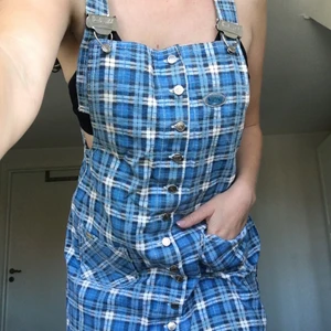 Hängselklänning rutig - Står ej storlek men passar XS-S skulle jag säga. 60 kr + frakt